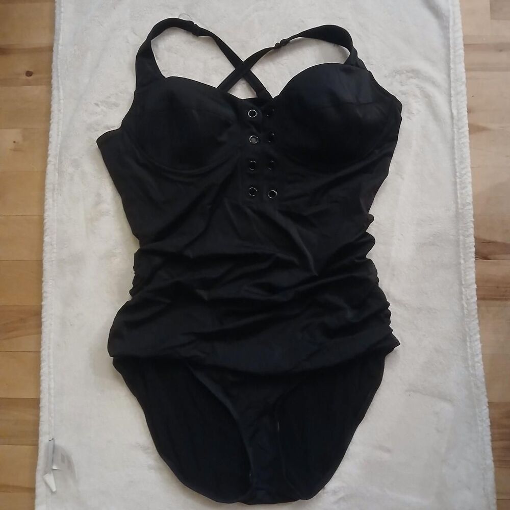NWOT Torrid Black One Piece Swimsuit Grommet Ruched 3X D/DD Classic Minimalist